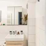 Heavenly Apartment: Netflix & Work Space Apartment *