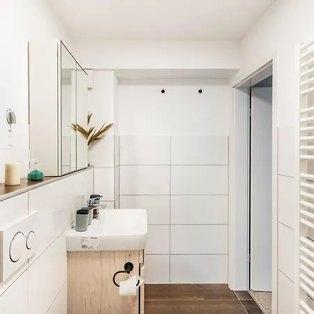 Daire - Heavenly In The Heart Of - 2 Mins Hbf Station - Big Tv & Working Space & Netflix - *