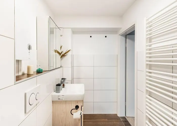 Апартаменты - Heavenly In The Heart Of - 2 Mins Hbf Station - Big Tv & Working Space & Netflix - *