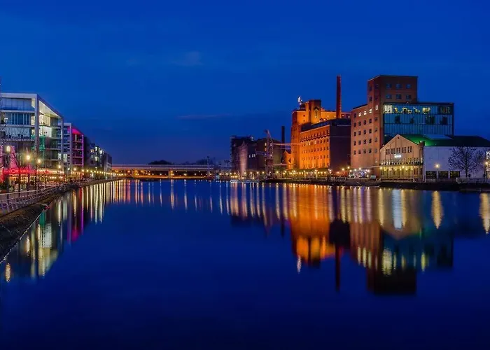 アパート - Heavenly In The Heart Of - 2 Mins Hbf Station - Big Tv & Working Space & Netflix -